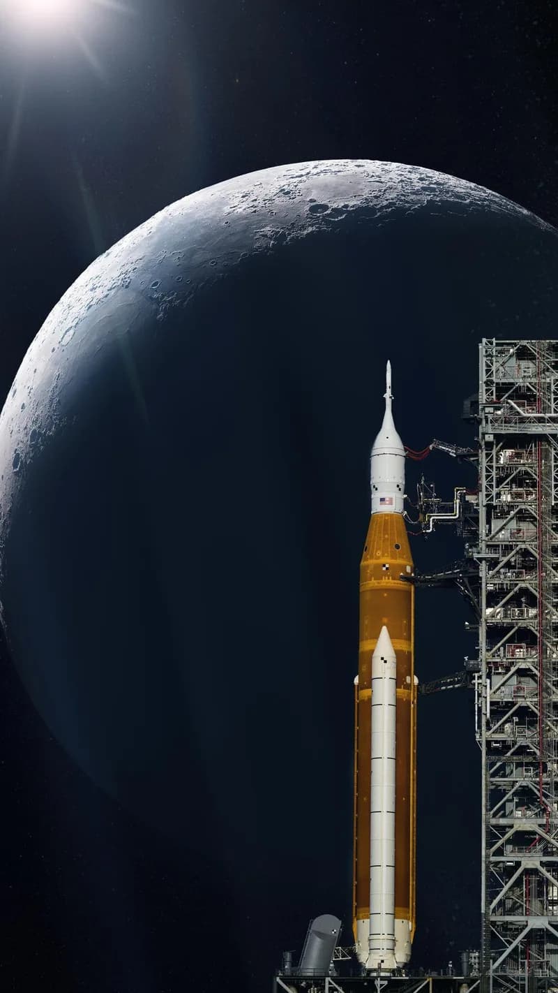 Raketa startuje z kosmodromu pod zataženou oblohou.