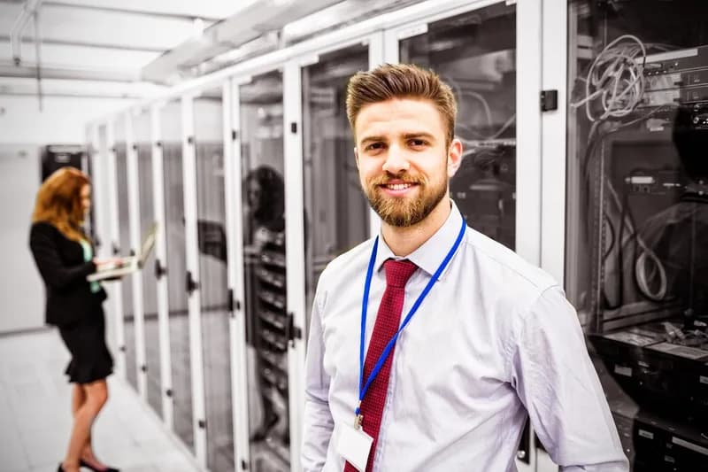 Technik kontroluje zařízení ve firemní serverovně.