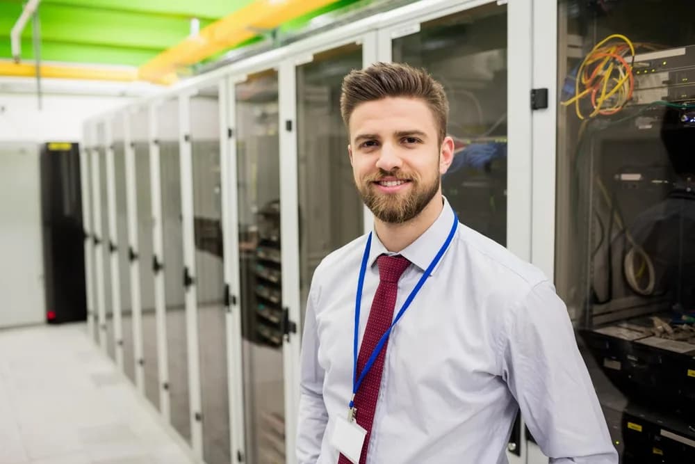 Technik kontroluje servery v datovém centru.