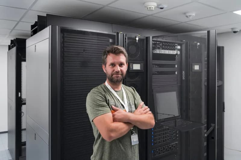 Technik kontroluje zařízení v serverovně.