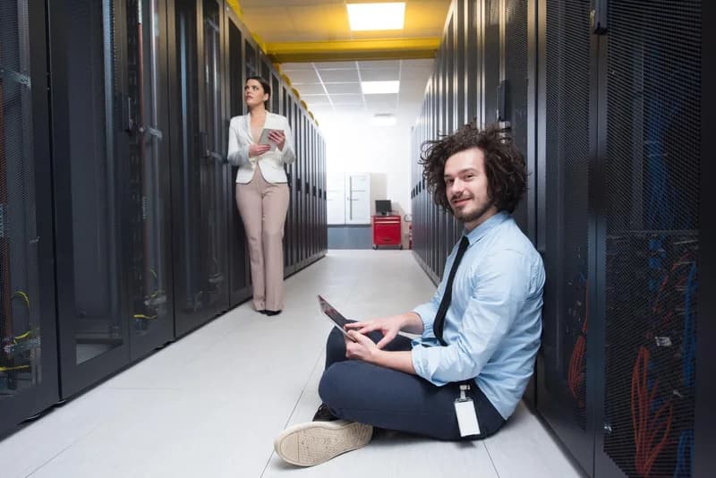 Technik kontroluje zařízení v serverovně.