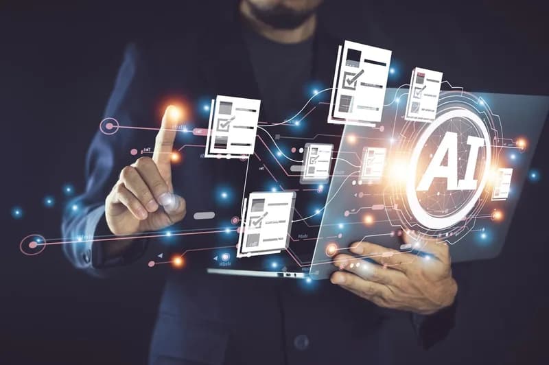Člověk označuje digitální obsah štítky na počítačové obrazovce.