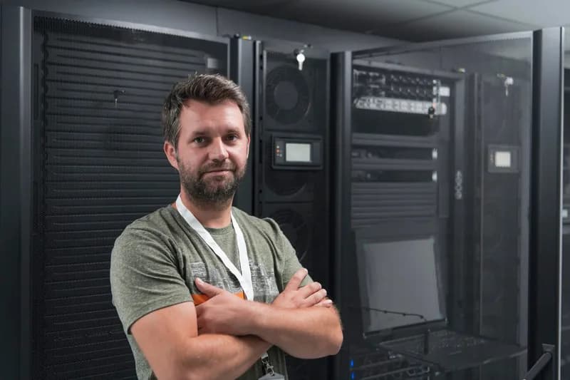 Technik kontroluje servery v datovém centru.