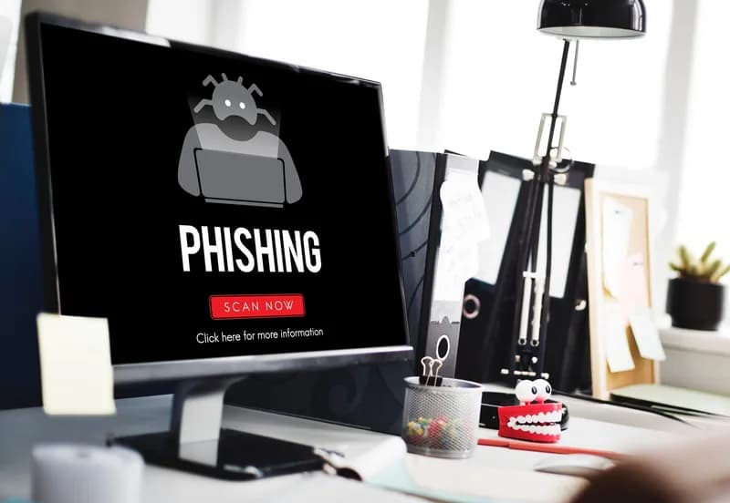 Monitor s varováním před phishingem v kanceláři.