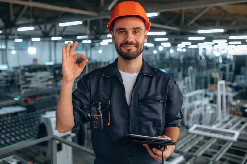Technik kontroluje zařízení ve výrobní hale.