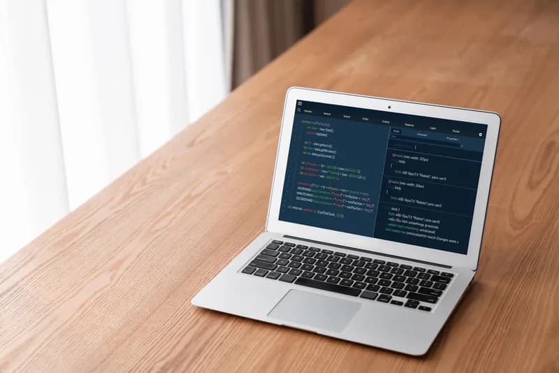 Co je low-code a no-code a kdy se firmě vyplatí